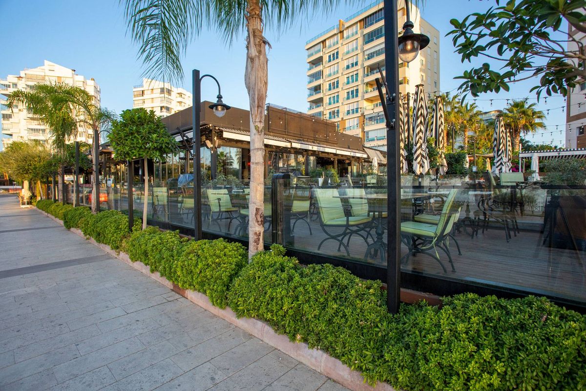 Wind Breaker — Motorised Glass Screen