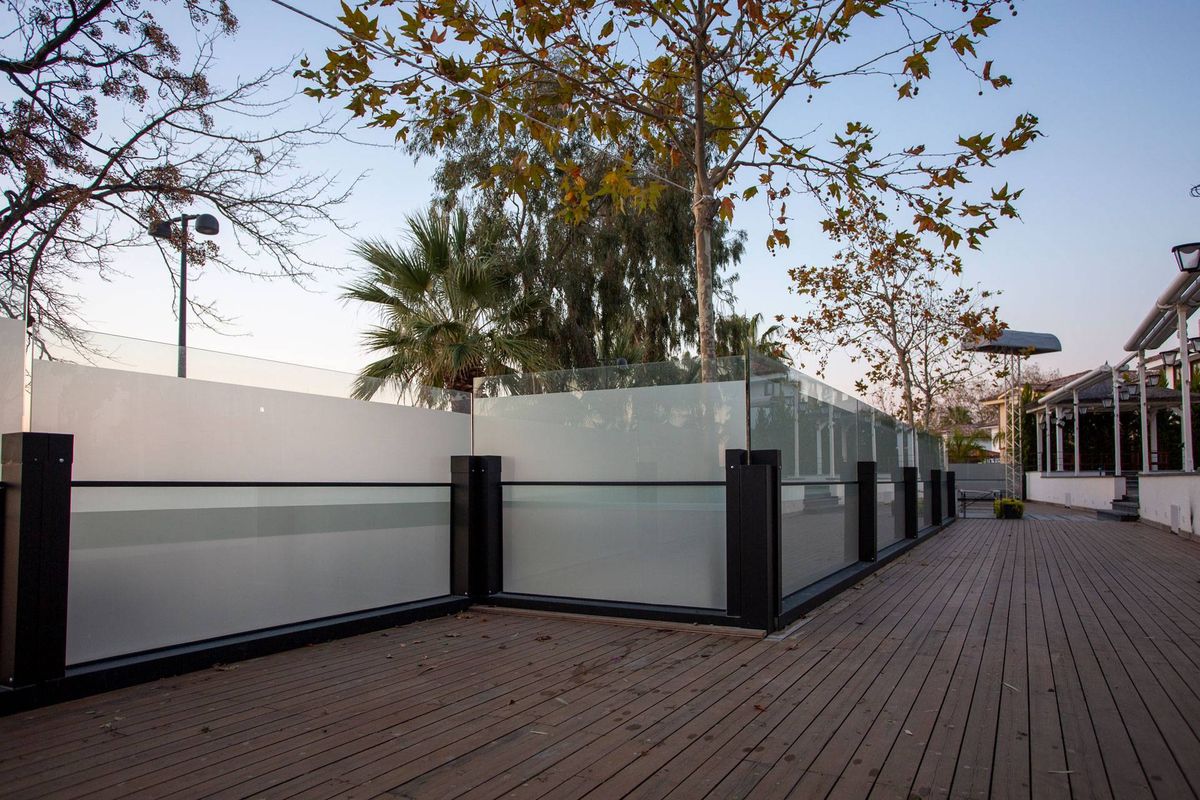 Wind Breaker — Motorised Glass Screen
